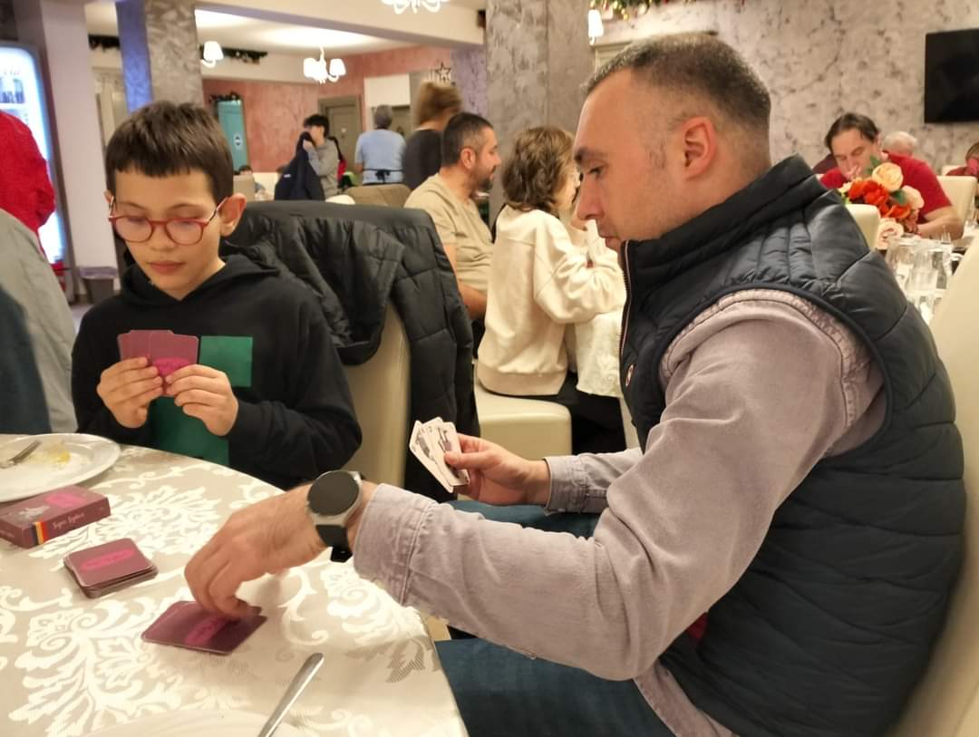 Micii șahiști analizând poziții tactice