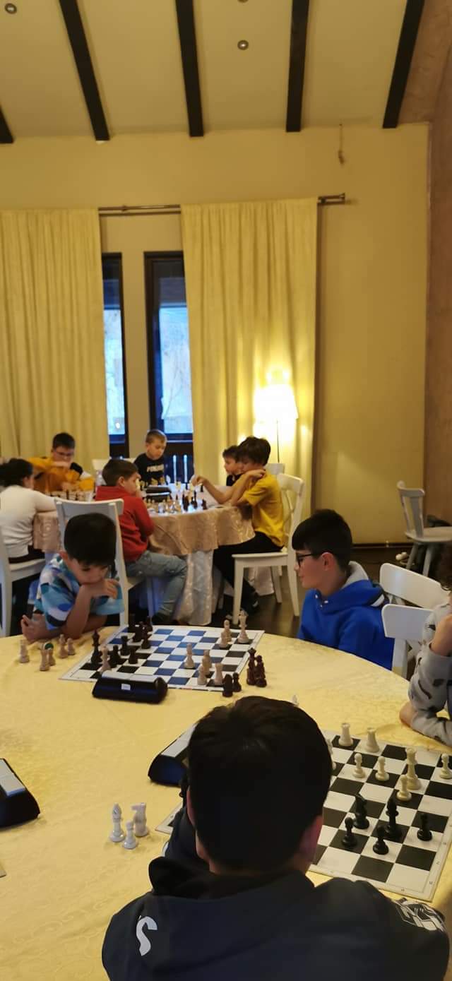 Zâmbete și prietenie trainică legată prin șah
